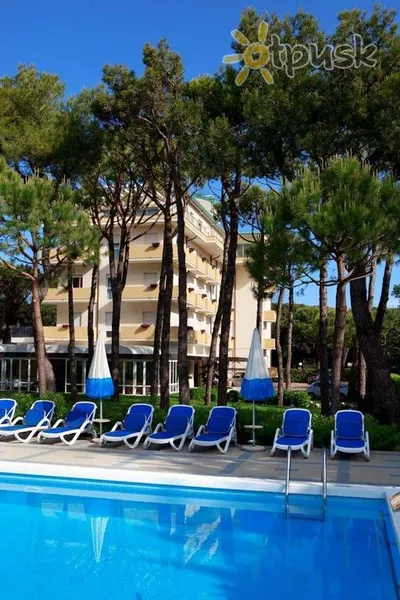 Фото отеля La Pineta Aparthotel 4* Lido di Jesolo Italija išorė ir baseinai