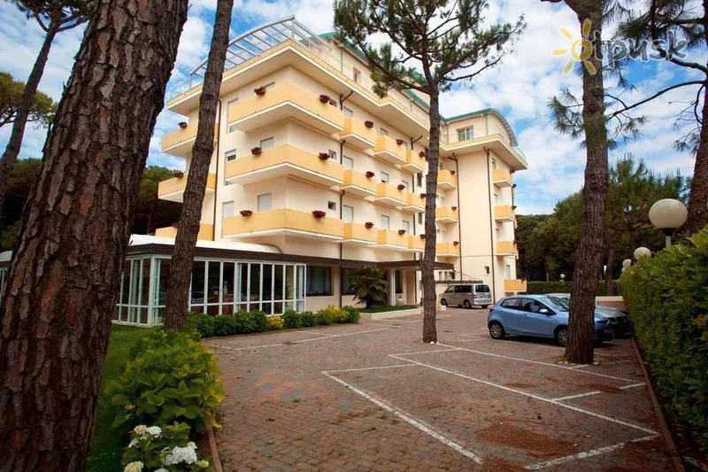 Фото отеля La Pineta Aparthotel 4* Lido di Jesolo Italija išorė ir baseinai