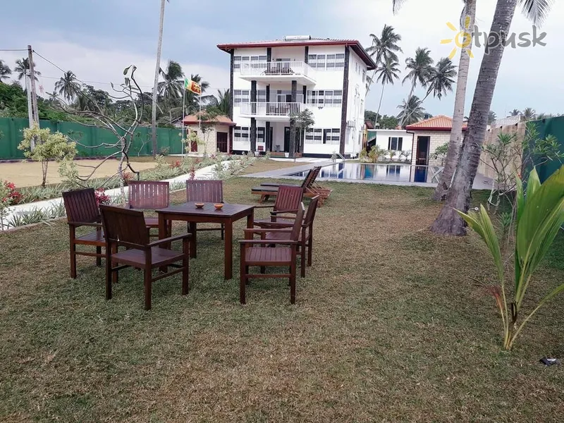 Фото отеля Blue Beach Villa 3* Ваддува Шри-Ланка экстерьер и бассейны