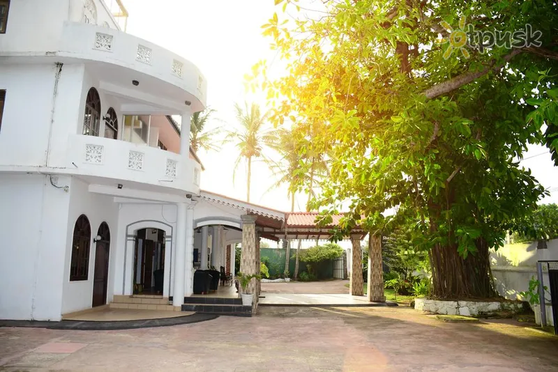 Фото отеля Shanthi Beach Resort 2* Унаватуна Шри-Ланка экстерьер и бассейны
