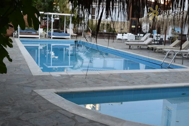 Фото отеля Antonis G Hotel Apartments 3* Larnaka Kipra ārpuse un baseini
