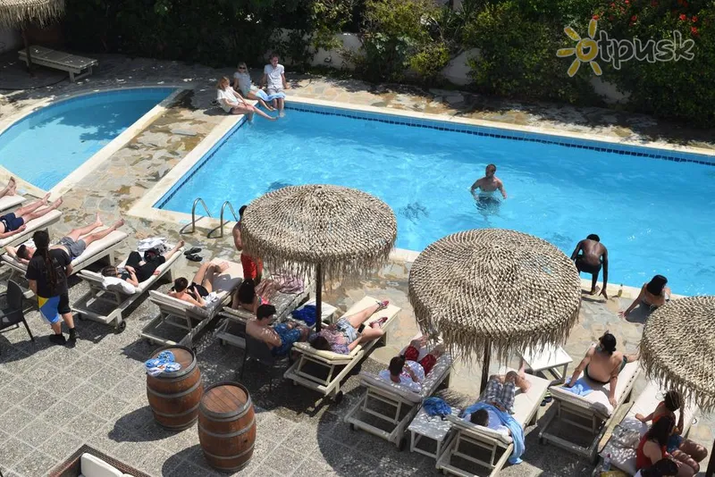 Фото отеля Antonis G Hotel Apartments 3* Larnaka Kipras išorė ir baseinai