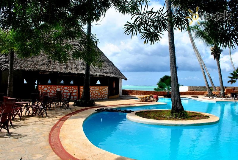 Фото отеля Coral Reef Resort 3* Пвани Мчангани Танзания экстерьер и бассейны