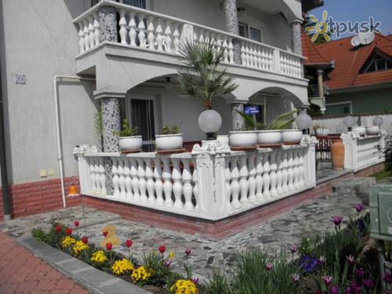 Фото отеля Kristaly Apartman 2* Хевиз Венгрия экстерьер и бассейны