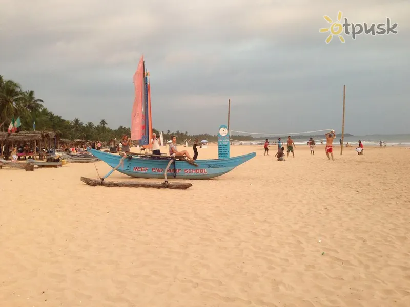 Фото отеля Sundowners 3* Хіккадува Шрі Ланка пляж