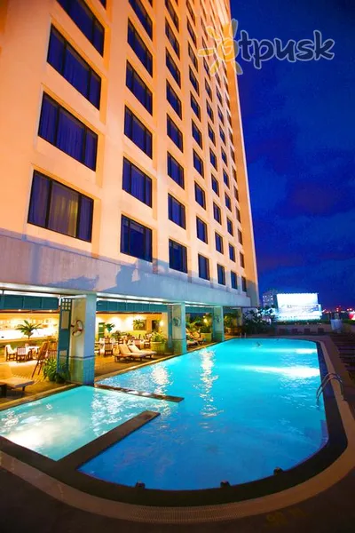 Фото отеля Golden Tulip Sovereign Hotel 4* Бангкок Таиланд экстерьер и бассейны
