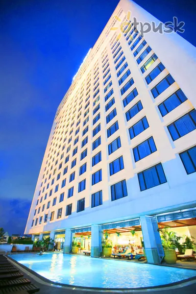 Фото отеля Golden Tulip Sovereign Hotel 4* Бангкок Таиланд экстерьер и бассейны