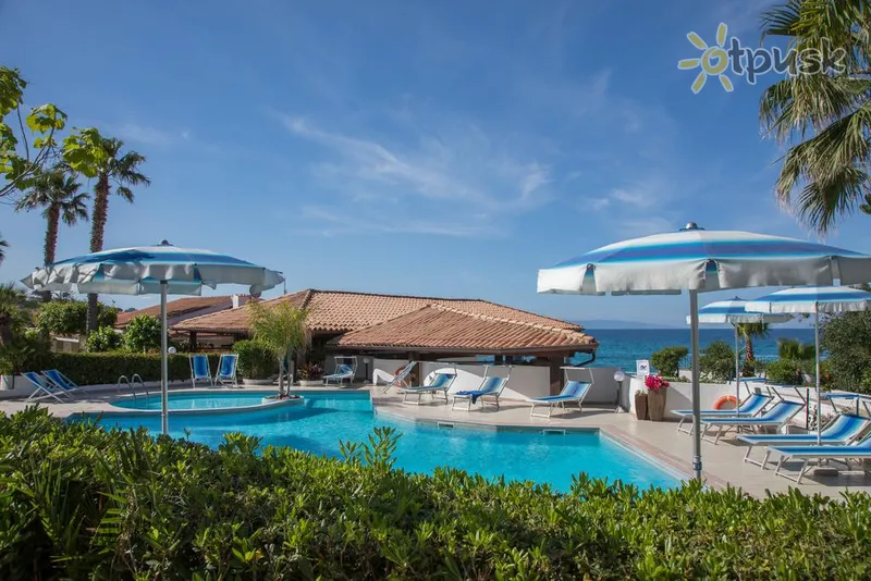 Фото отеля Villaggio Baia d’Ercole 4* Калабрія Італія екстер'єр та басейни