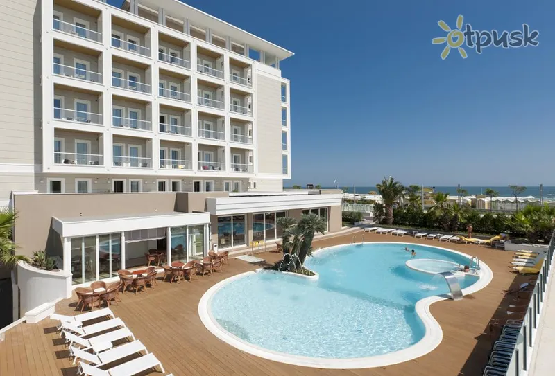 Фото отеля Ambasciatori Hotel (Ріконе) 4* Ріміні Італія екстер'єр та басейни