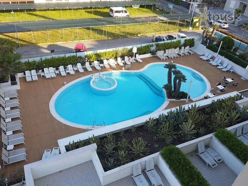 Фото отеля Ambasciatori Hotel (Ріконе) 4* Ріміні Італія екстер'єр та басейни