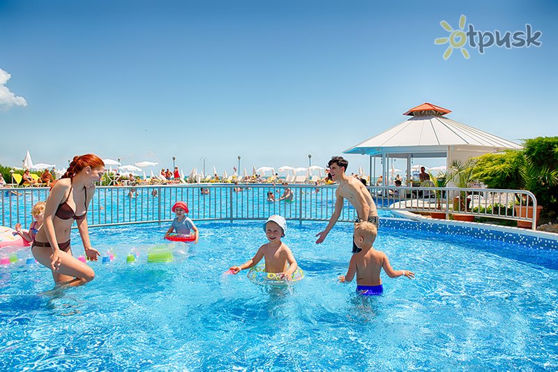 Фото отеля AluaSun Helios Beach 3* Обзор Болгария экстерьер и бассейны