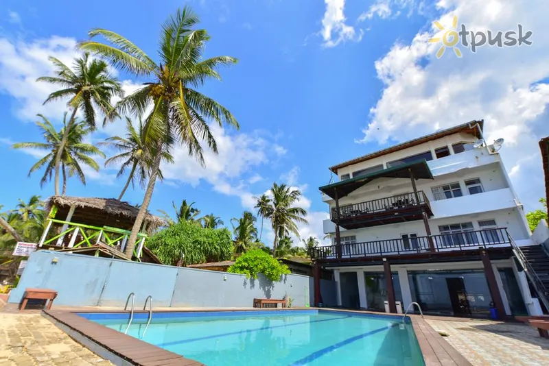 Фото отеля Lucky Seven Beach Resort 3* Хиккадува Шри-Ланка экстерьер и бассейны