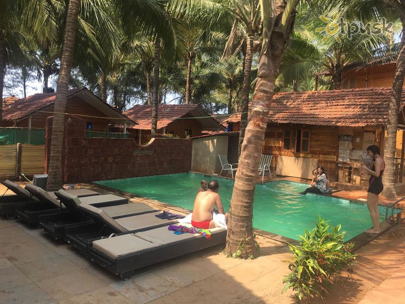 Фото отеля Royal Touch Beach Cottages 3* Северный Гоа Индия экстерьер и бассейны