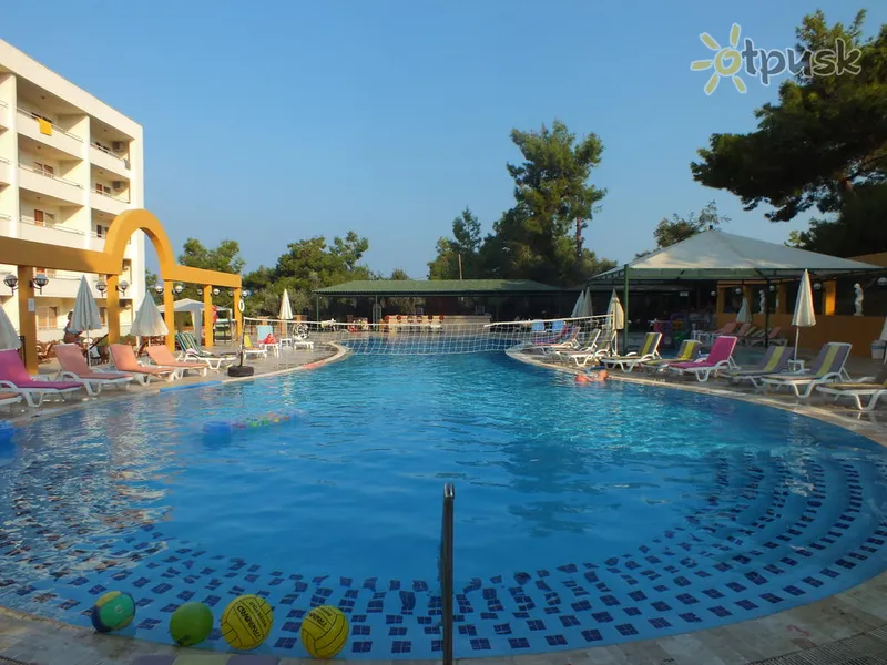 Фото отеля Tuntas Family Suites Kusadasi 4* Кушадаси Туреччина екстер'єр та басейни