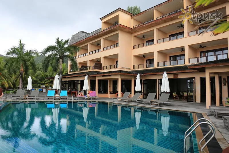 Фото отеля DoubleTree by Hilton Seychelles Allamanda Resort & Spa 4* par. Mahe Seišelu salas ārpuse un baseini