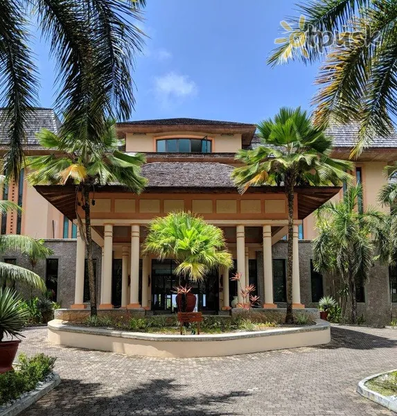 Фото отеля DoubleTree by Hilton Seychelles Allamanda Resort & Spa 4* о. Маэ Сейшельские о-ва экстерьер и бассейны