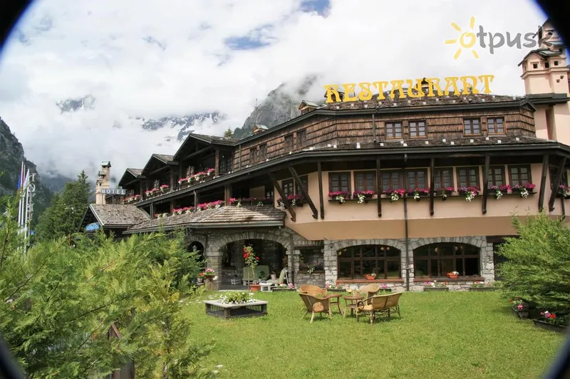 Фото отеля iH Hotels Courmayeur Mont Blanc Resort 4* Курмайор Италия экстерьер и бассейны