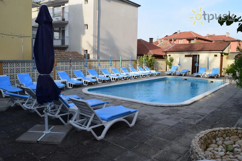 Фото отеля Chris Hotel 3* Святий Влас Болгарія екстер'єр та басейни