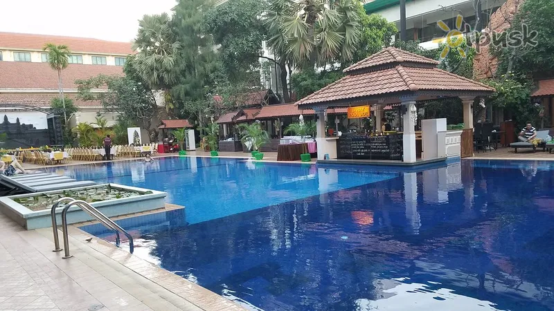 Фото отеля Somadevi Angkor Hotel & Spa 5* Сием Риеп Камбоджа экстерьер и бассейны