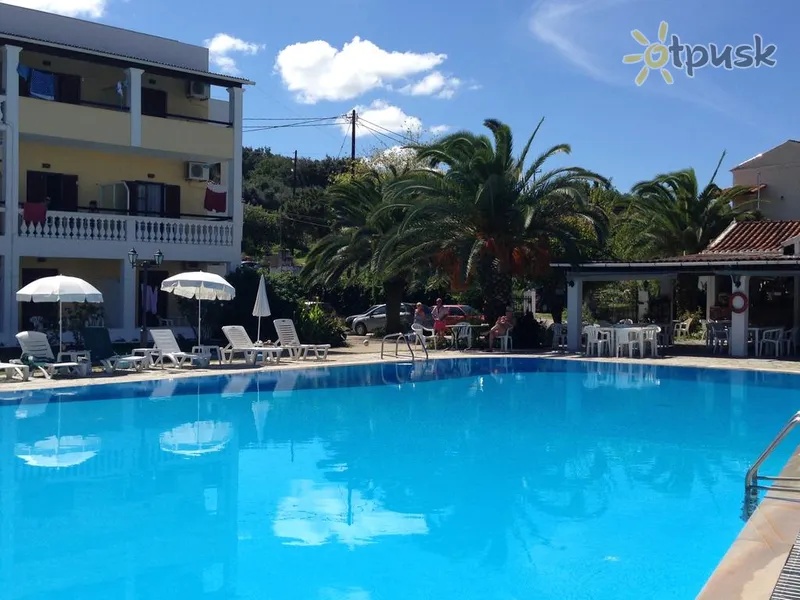 Фото отеля Tzilios Studios 2* Korfu Graikija išorė ir baseinai