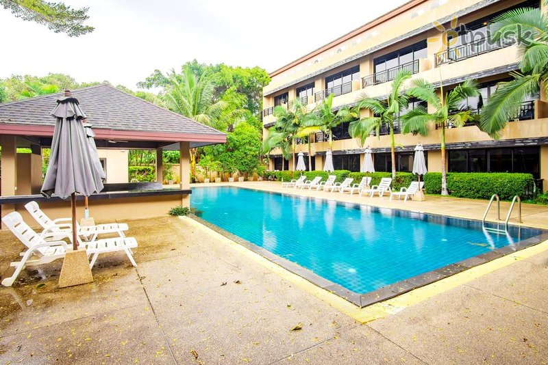 Фото отеля Capital O 486 Naiyang Beach Hotel 4* о. Пхукет Таиланд экстерьер и бассейны