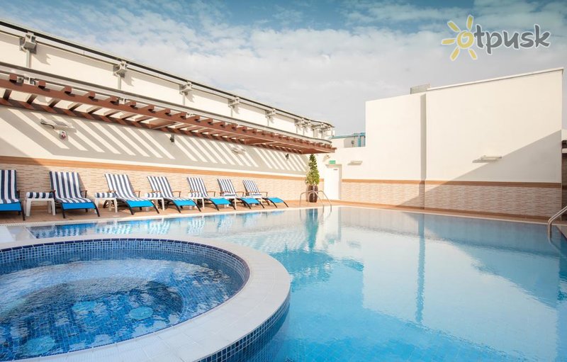 Фото отеля Golden Tulip Downtown Abu Dhabi 4* Абу Даби ОАЭ экстерьер и бассейны