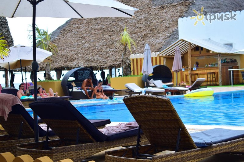 Фото отеля Amaan Bungalows Beach Resort 3* Нунгви Танзания экстерьер и бассейны