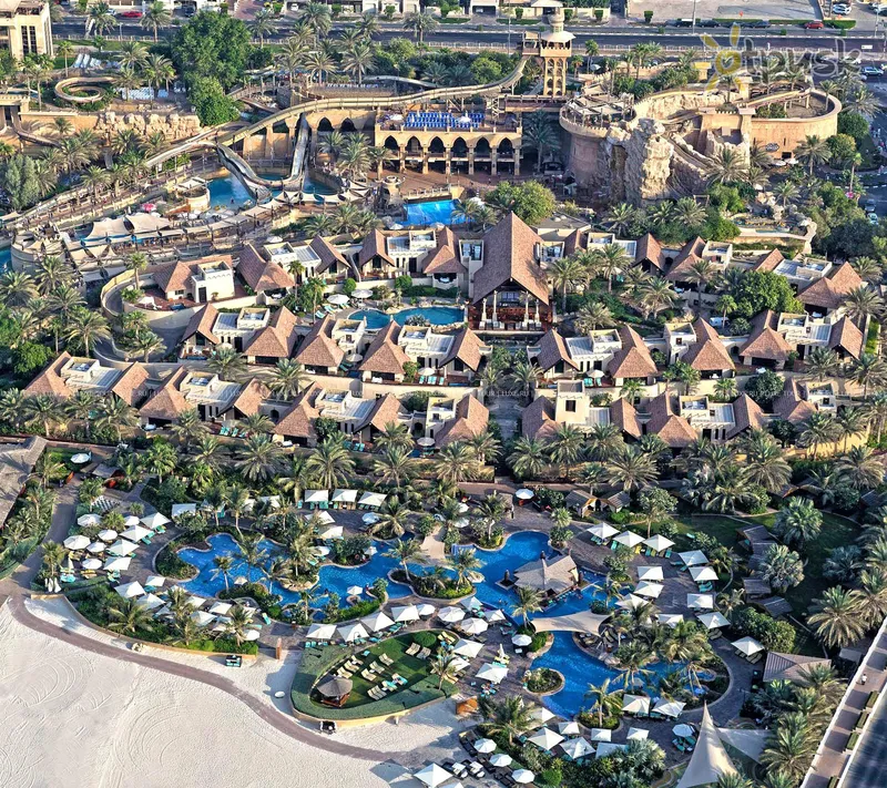 Фото отеля Jumeirah Beach Hotel & Beit Al Bahar Villas 5* Dubaija AAE ārpuse un baseini