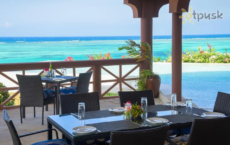 Фото отеля Pearl Beach Resort & Spa Zanzibar 5* Мічамві Танзанія бари та ресторани