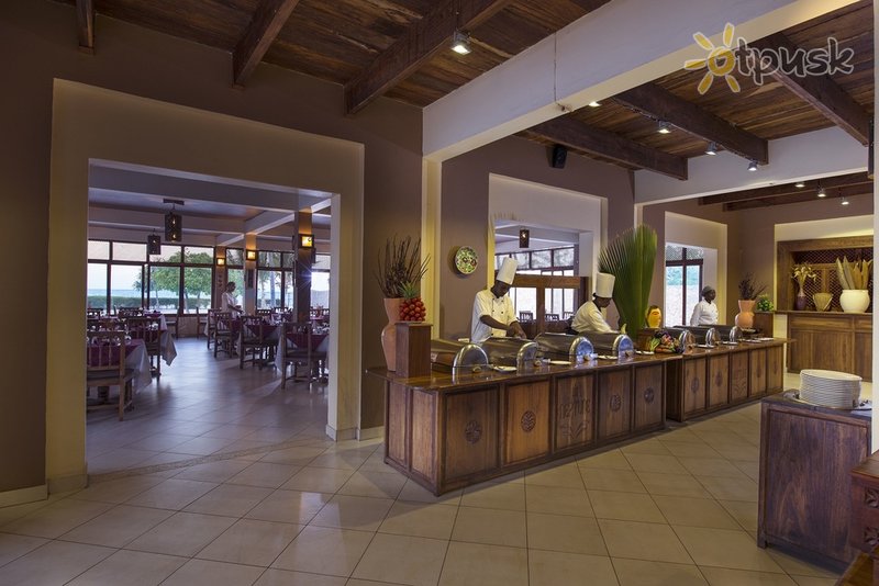 Фото отеля Neptune Pwani Beach Resort & Spa 5* Пвани Мчангани Танзания бары и рестораны
