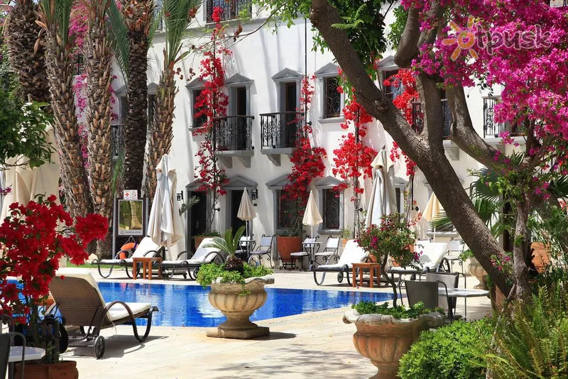 Фото отеля DoubleTree by Hilton Bodrum Marina Vista 4* Бодрум Турция экстерьер и бассейны