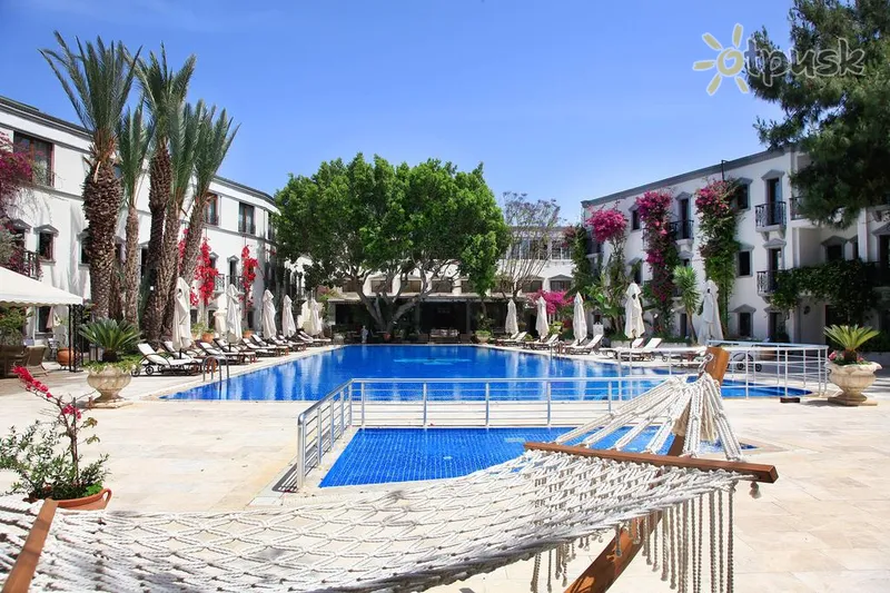 Фото отеля DoubleTree by Hilton Bodrum Marina Vista 4* Бодрум Турция экстерьер и бассейны