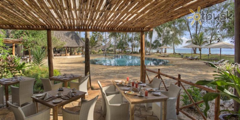Фото отеля Bluebay Beach Resort & Spa 5* Кивенгва Танзания бары и рестораны