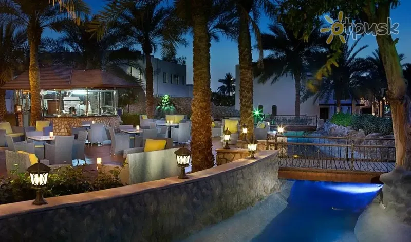 Фото отеля Radisson Blu Hotel & Resort Al Ain 4* Аль Айн ОАЭ экстерьер и бассейны