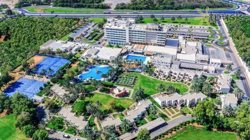Фото отеля Radisson Blu Hotel & Resort Al Ain 4* Аль Айн ОАЭ экстерьер и бассейны