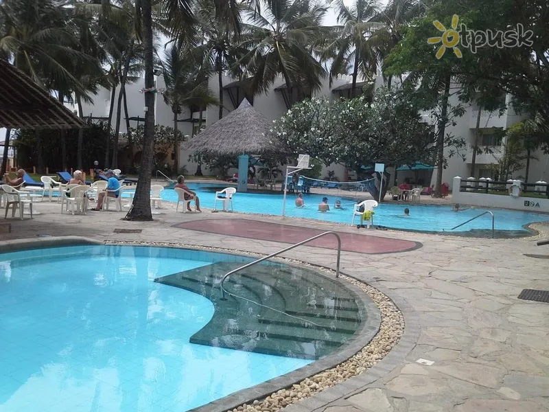 Фото отеля Bamburi Beach Hotel 3* Момбаса Кения экстерьер и бассейны