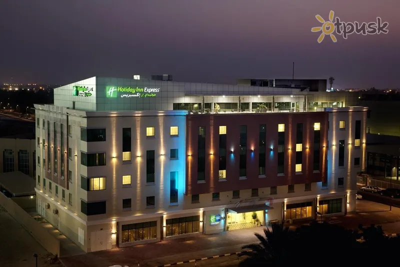 Фото отеля Holiday Inn Express Safa Park 2* Дубай ОАЭ экстерьер и бассейны