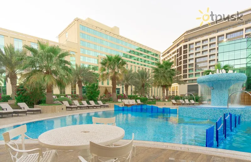 Фото отеля Copthorne Airport Hotel Dubai 3* Дубай ОАЭ экстерьер и бассейны