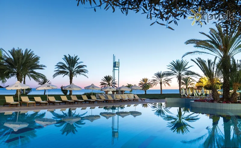 Фото отеля Constantinou Bros Athena Royal Beach Hotel 4* Patoss Kipra ārpuse un baseini