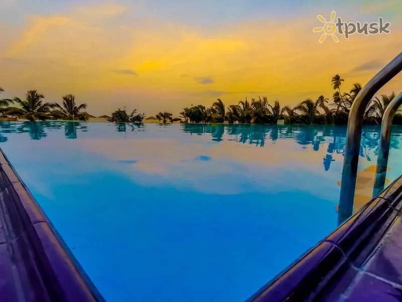 Фото отеля Trincomalee Beach Resort & Spa 4* Трінкомалі Шрі Ланка екстер'єр та басейни