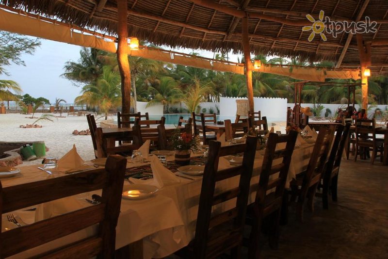 Фото отеля Ujamaa Beach Resort 4* Макундучи Танзания бары и рестораны