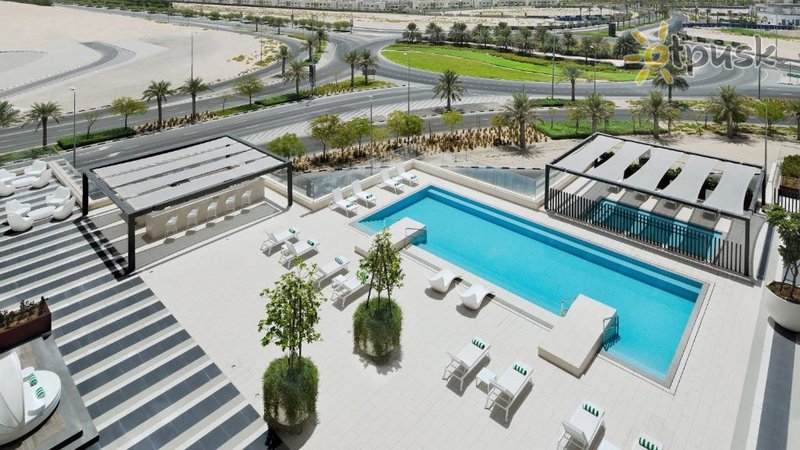 Фото отеля Holiday Inn Dubai Al Maktoum Airport 4* Дубай ОАЭ экстерьер и бассейны