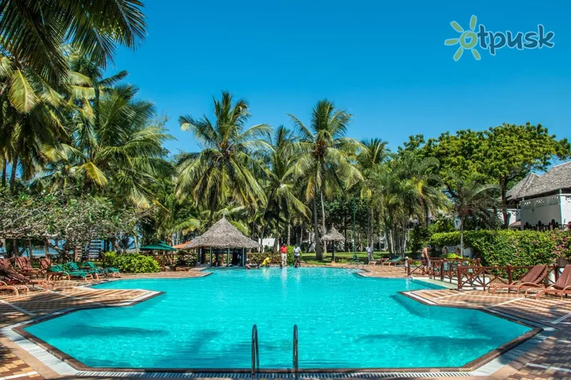 Фото отеля Mombasa Serena Beach Hotel 5* Момбаса Кения экстерьер и бассейны