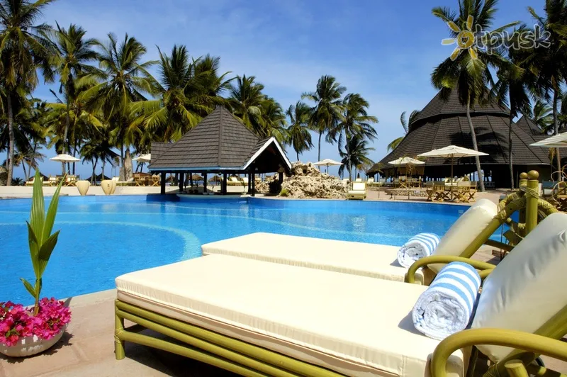 Фото отеля Diani Reef Beach Resort & SPA 5* Mombasa Kenija ārpuse un baseini