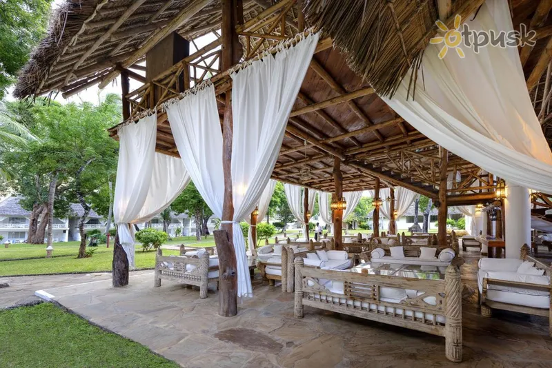Фото отеля Sandies Tropical Village 4* Малінді Кенія бари та ресторани