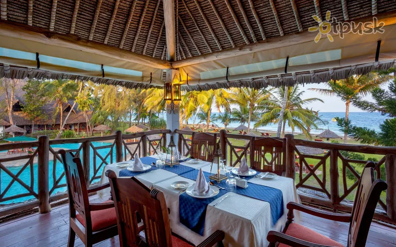 Фото отеля Neptune Palm Beach Boutique Resort & Spa 4* Момбаса Кения бары и рестораны