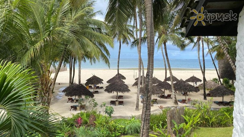 Фото отеля Pinewood Beach Resort & Spa 4* Момбаса Кения пляж