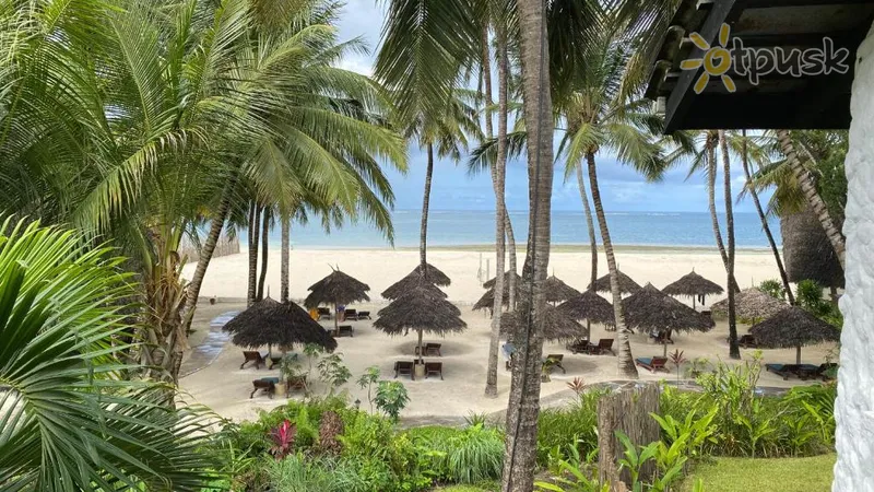 Фото отеля Pinewood Beach Resort & Spa 4* Момбаса Кенія пляж