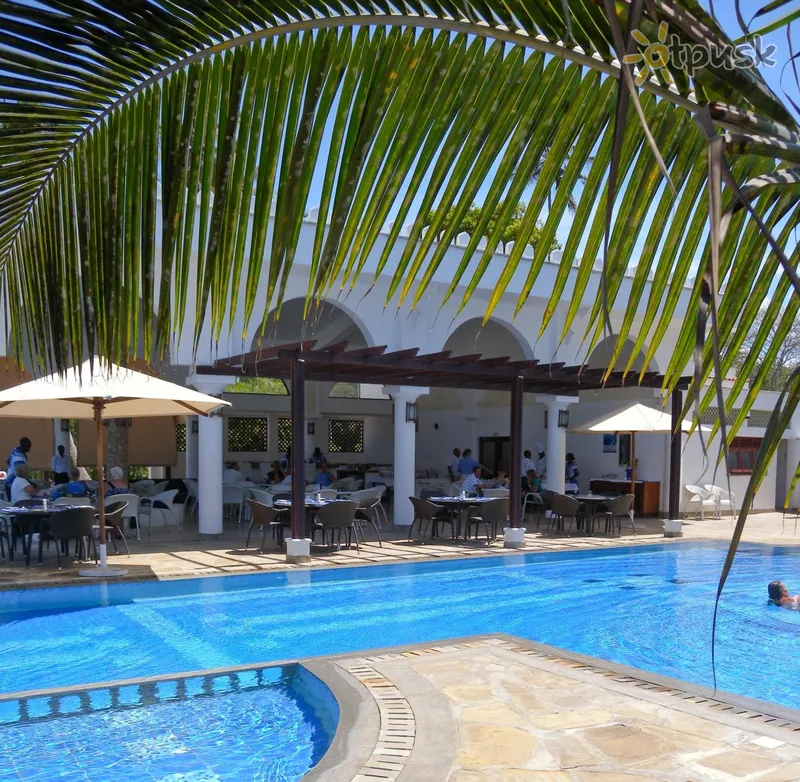 Фото отеля Lantana Galu Beach 4* Момбаса Кенія екстер'єр та басейни