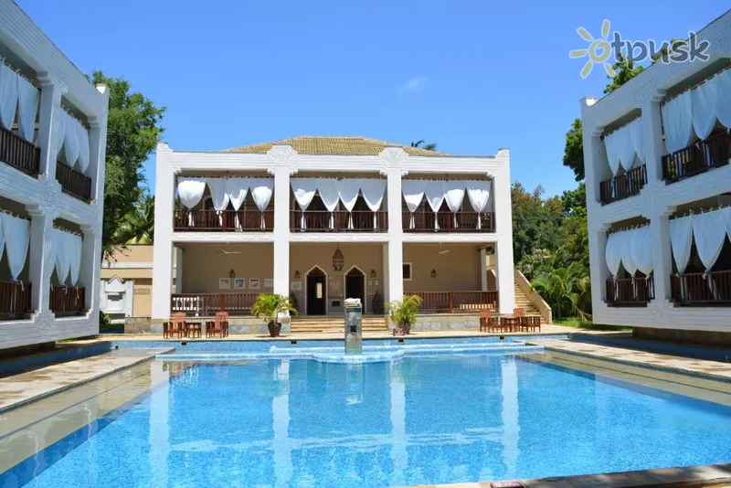 Фото отеля Kilili Baharini Resort & Spa 5* Малінді Кенія екстер'єр та басейни